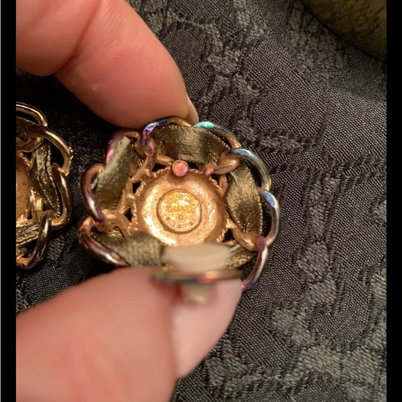 Vintage CHANEL 1970s Camellia Gold-Tone Weaved Leather & Chain Clip-On Earrings - Picture 8 of 8